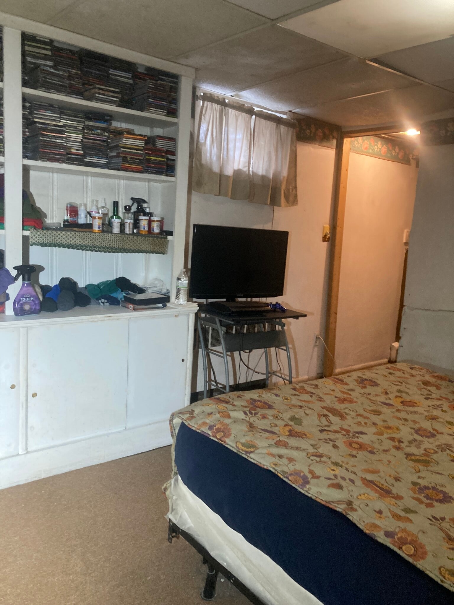 Full bed, small TV stand, Excellent heat - 764 Lenore Ln