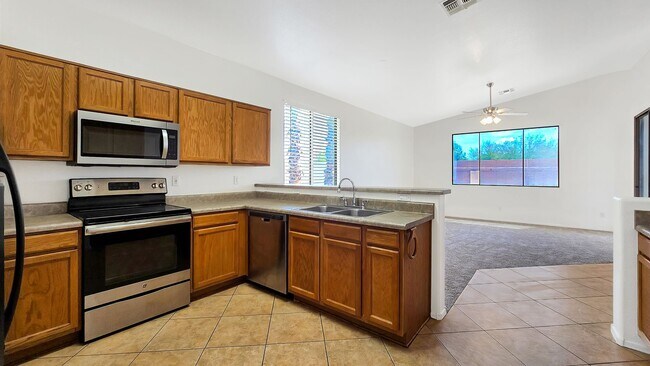Building Photo - Clean and Cozy home in desirable area!