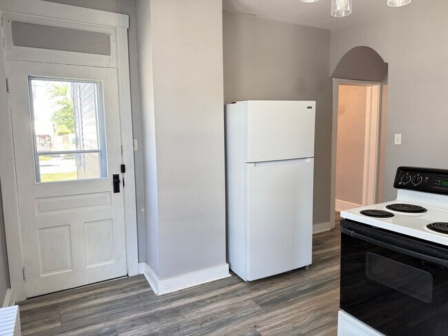 Building Photo - Modern 2 bedroom End-of-Row Townhome in Rothsville - w/ Garage & In Unit Laundry!