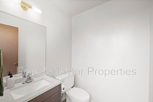 Building Photo - 2250 Vista Grande Dr