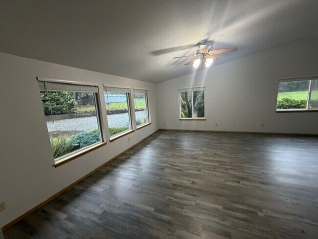 Building Photo - Charming home surrounded by farmlands