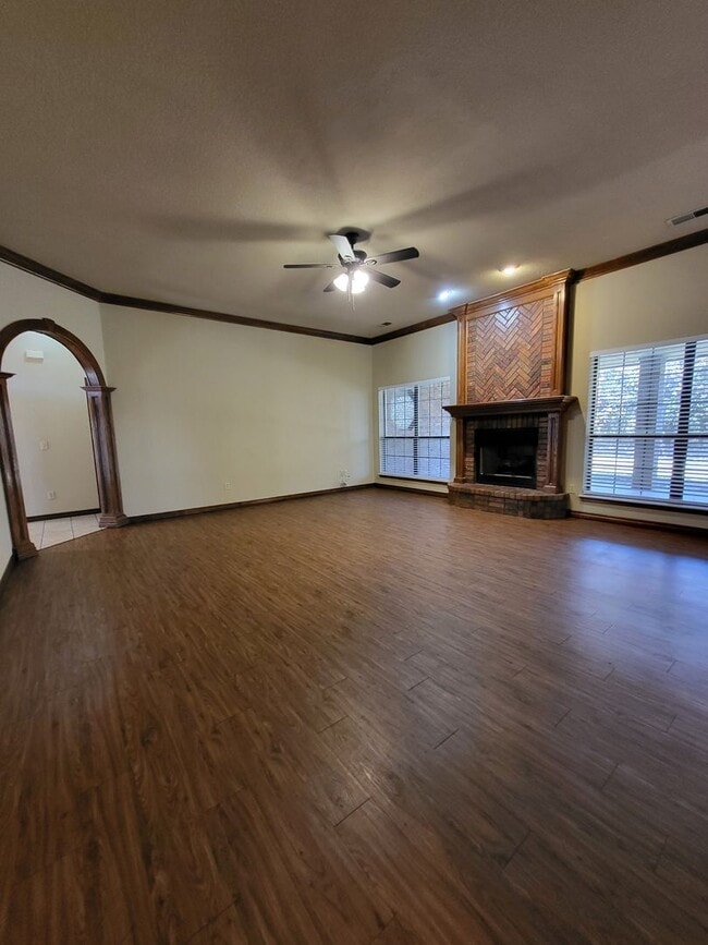 Building Photo - (3) Bed/(2.5) Bath with over 2000sqft in Blanchard Avail NOW!