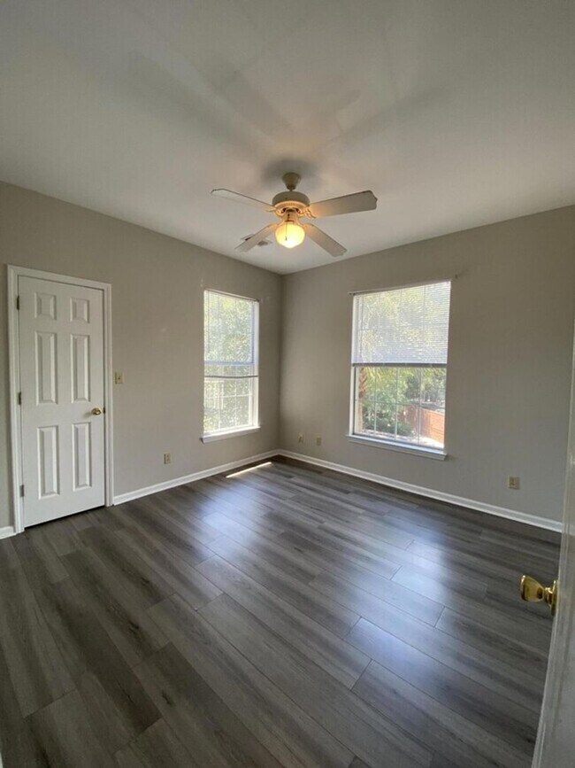 Building Photo - Beautiful Condo in Mount Pleasant!