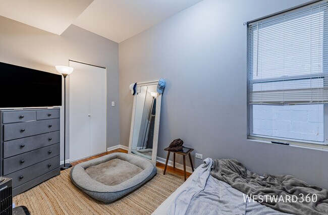 Building Photo - 3242 N Hoyne-1