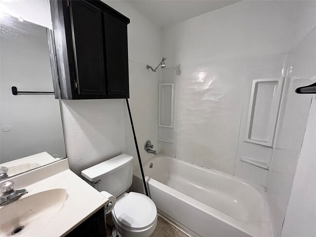 Building Photo - 20 Pine Ave