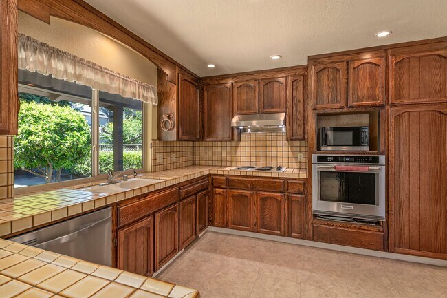 Building Photo - 3 Bedroom 2.5 Bathroom SFH in Los Altos!