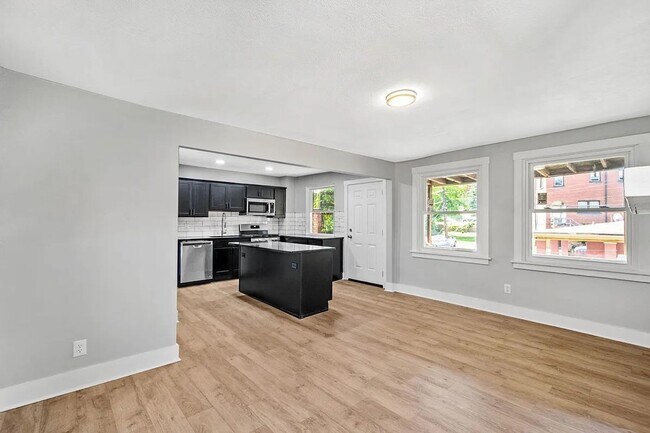 Building Photo - 408 E 8th Ave