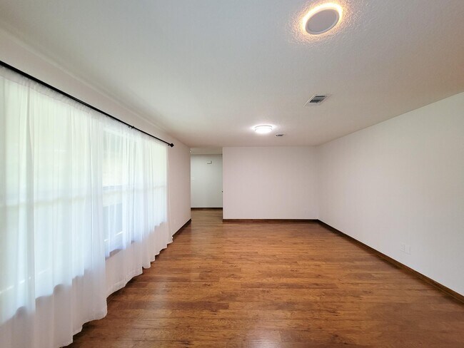 Building Photo - 10282 Valley Dr S
