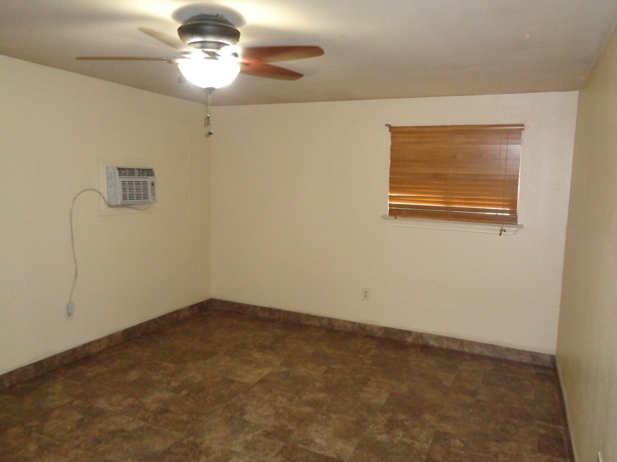 Building Photo - 676 Jennifer Jean Dr