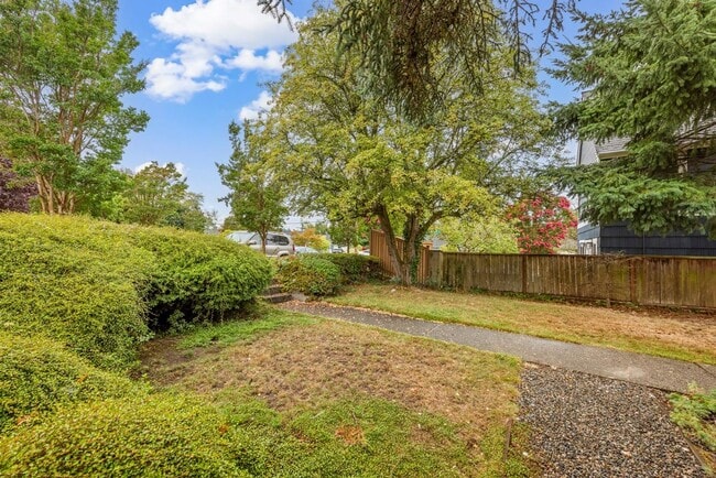 Building Photo - Nice 4-bed, 2-bath single-family home with air-conditioning near Hawthorne Hill in Seattle for rent!