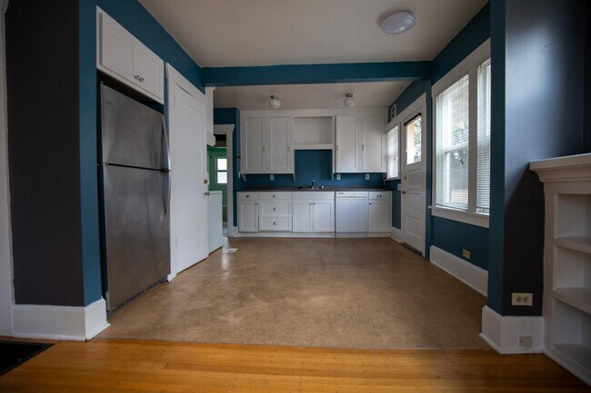 Building Photo - 724 NE 19th Ave