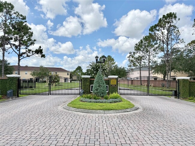 Building Photo - 823 Pine Pointe Ln