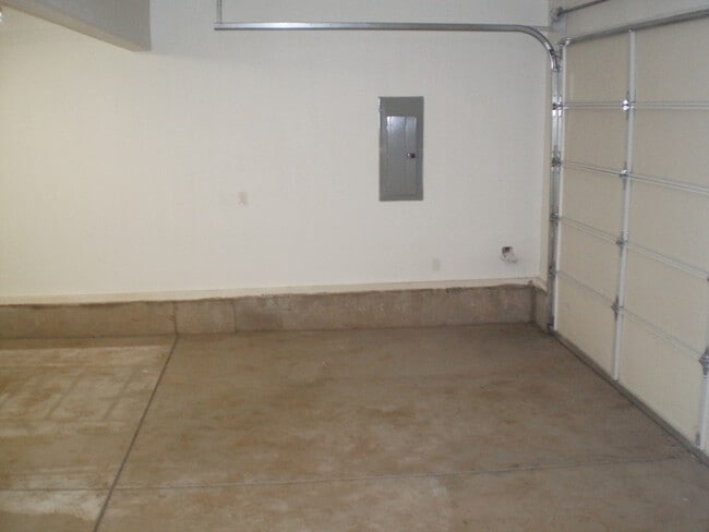 Building Photo - ~Elegant 3 bedroom with Bonus Family Room ...