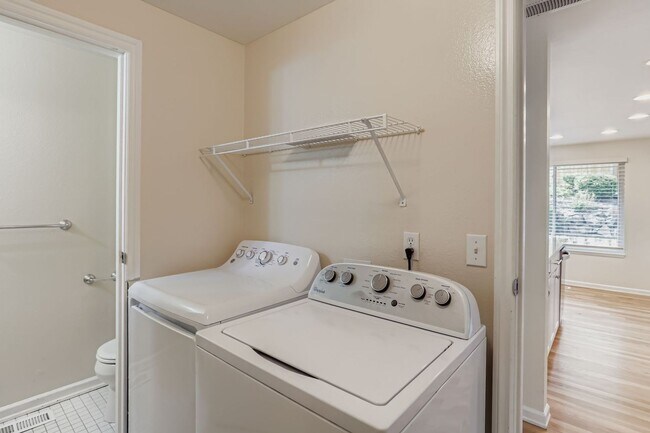 Building Photo - Peaceful neighborhood setting within walki...