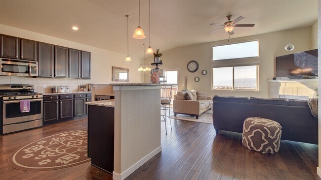 Building Photo - 5 Bedroom Ranch Home on North End