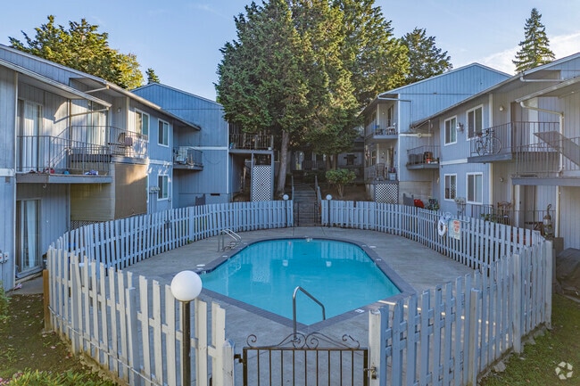 Pool - Park Wood Court Apartments