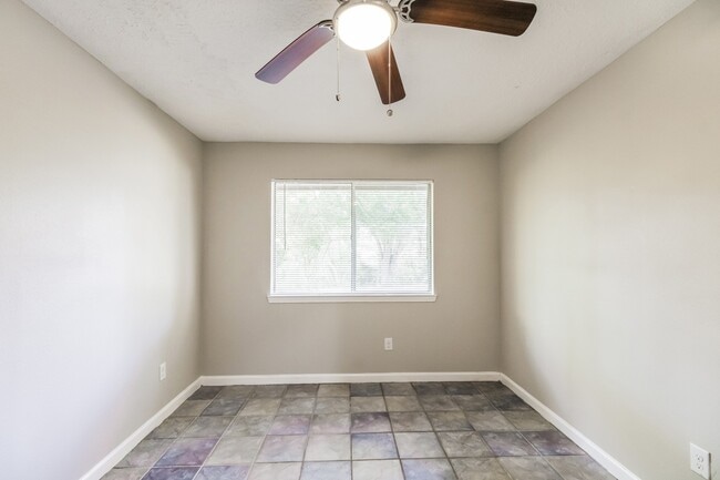 Building Photo - 4427 Ravine Dr