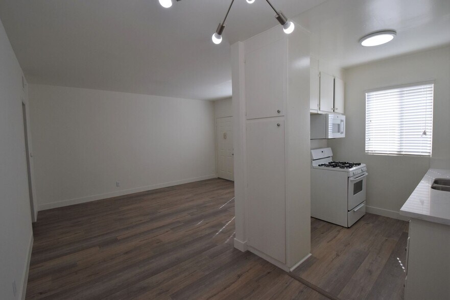 Building Photo - 4565 Hazeltine Ave