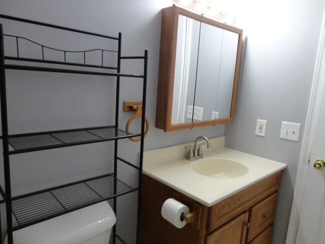 Building Photo - 2 Bedroom Duplex  in Seymour