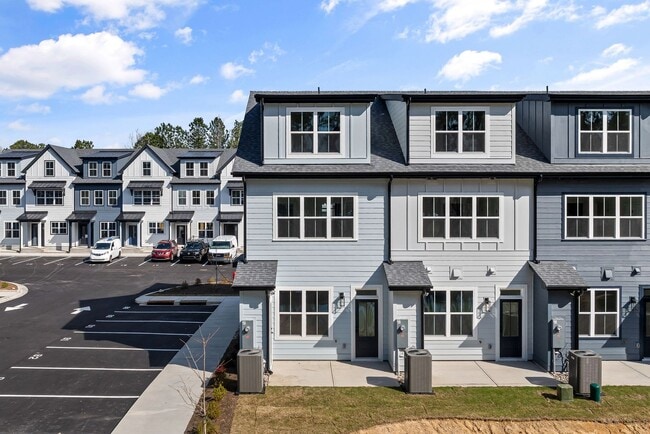 Building Photo - Newly Built 4BD, 3.5BA End-Unit Raleigh To...
