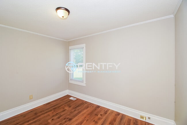 Building Photo - 2104 E Greenbriar Rd