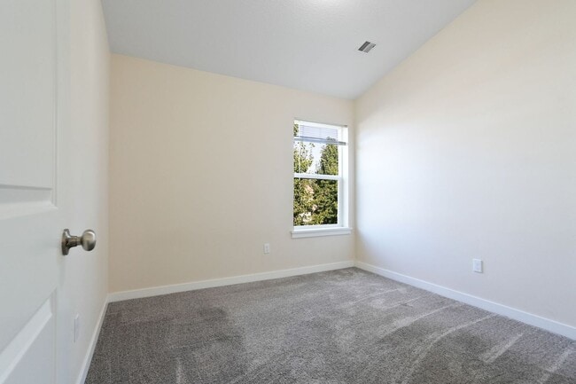 Building Photo - MOVE IN SPECIAL: HALF OFF FIRST MONTH'S RE...