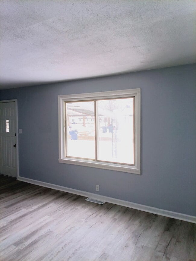 Building Photo - Fully Renovated 2 Bed | Fresh, Clean, Move-In Ready