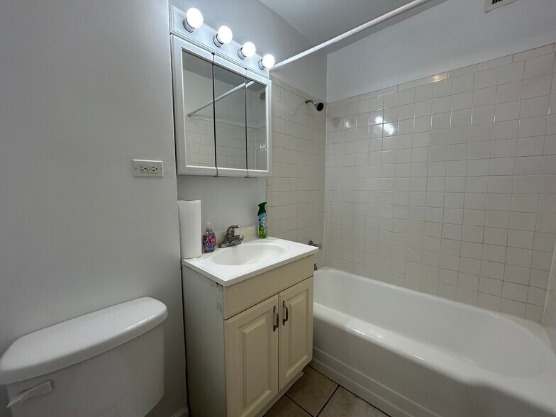 Building Photo - 6535 N Mozart St