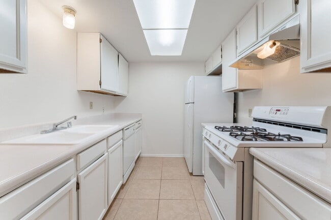 Building Photo - Single Story Condo One Bedroom and One Bathroom with a Washer and Dryer