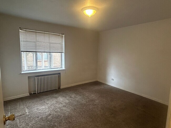 Building Photo - Available April 1 - 1 Bed/1 Bath Lindsley Park Condo