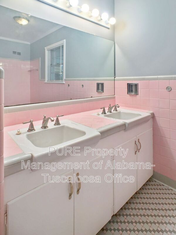 Building Photo - 1208 38th Ave E