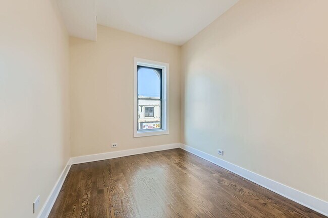 Building Photo - 7048 N Clark St