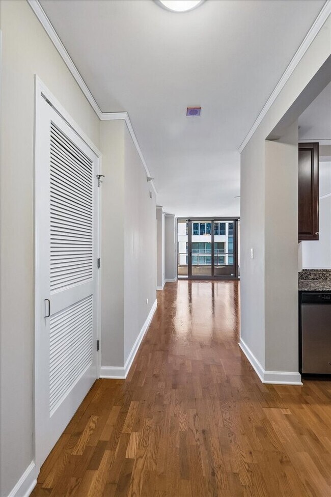 Building Photo - 420 E Waterside Dr