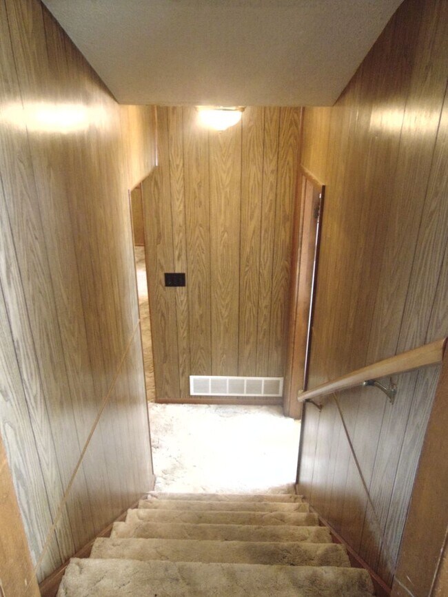 Building Photo - Fayette Family Farm House!