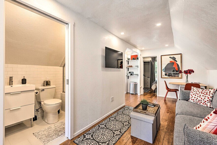 Building Photo - 420 Elati St
