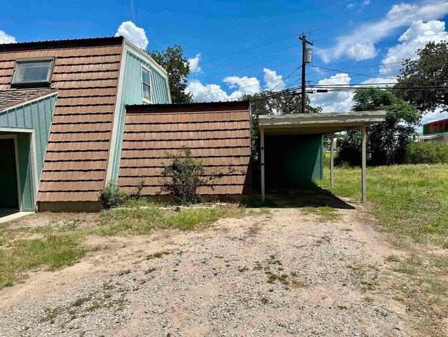 Building Photo - 220 Big Oaks Dr