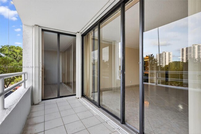 Building Photo - 20355 NE 34th Ct