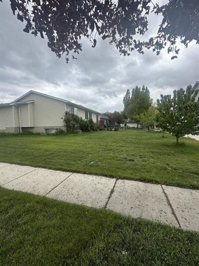 Building Photo - Charming Murray Home