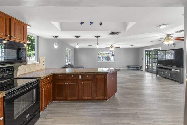 Building Photo - 6918 Tradewind Way