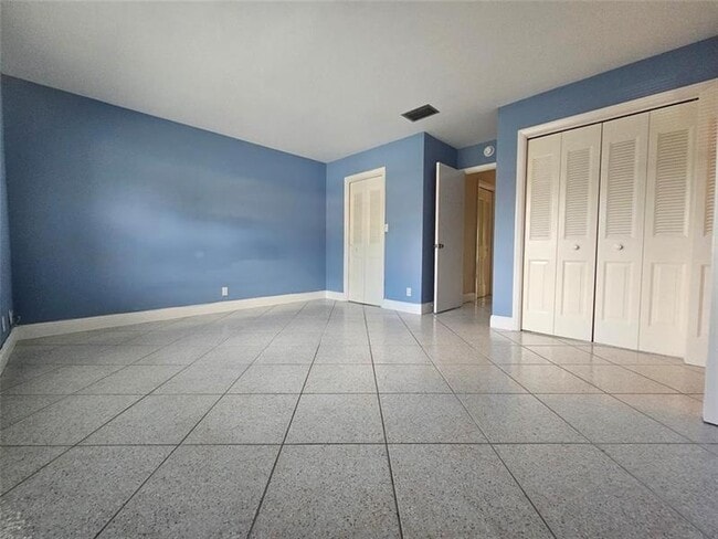 Building Photo - 633 Lake Point N Ln