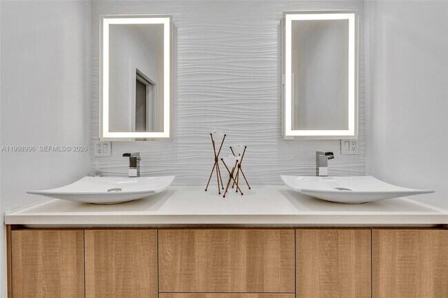 Building Photo - 6917 Collins Ave