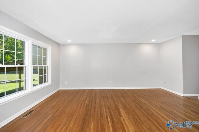Building Photo - 8002 Greenwillow Ct SE