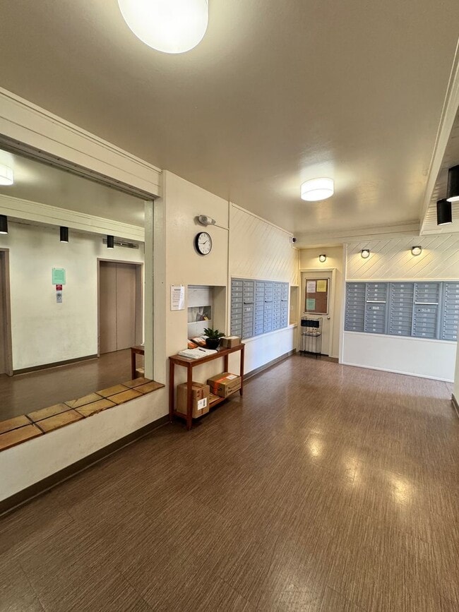 Building Photo - Bright and Breezy 2 bed, 1.5 bath, 1 covered parking top floor condo in Makiki!!