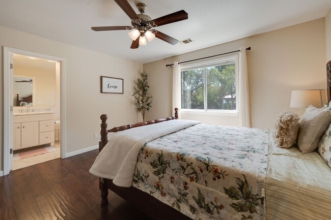 Building Photo - Luxury 4BR Home with Pool & Outdoor Kitche...