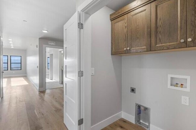 Building Photo - 1124 W Vos Cir