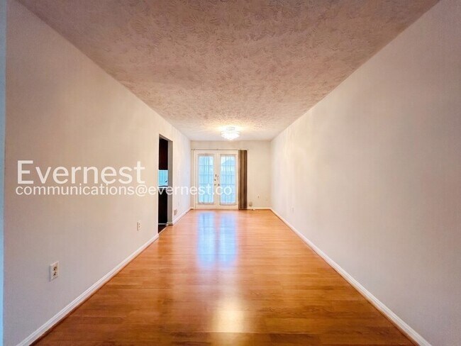 Building Photo - 3 Bed/2.5 Bath Townhome with Fenced Yard / Available Soon!