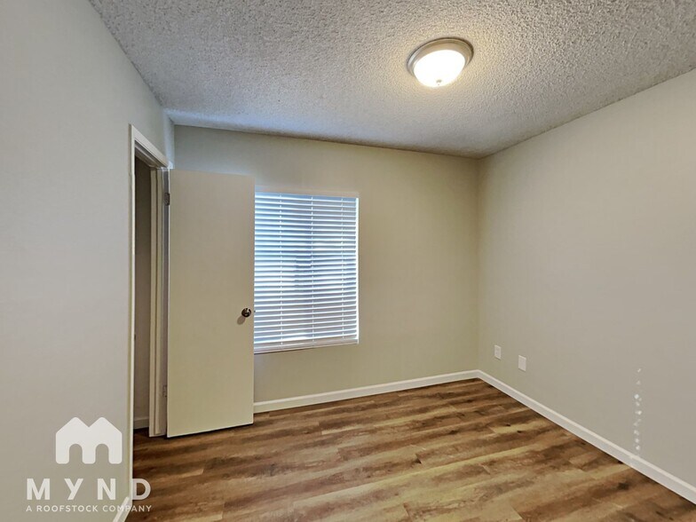 Building Photo - 5029 N 71st Ave