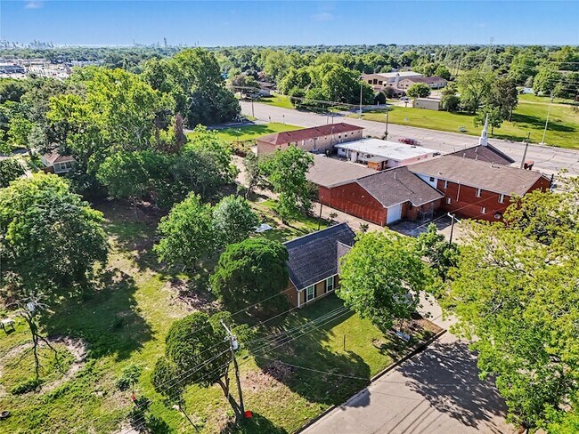 Building Photo - 326 S Bell Dr