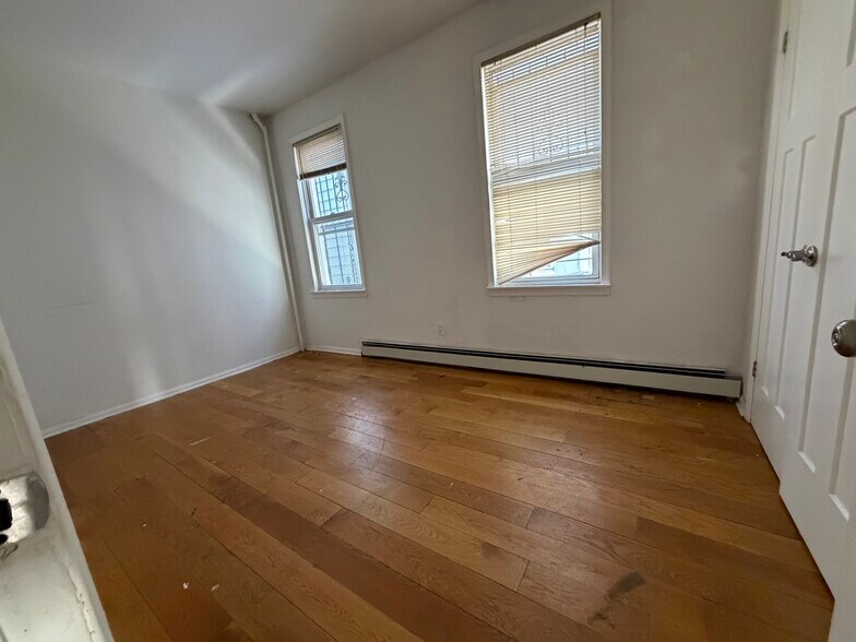 Building Photo - 6 Vreeland Ter