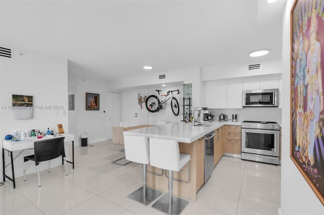 Building Photo - 1155 Brickell Bay Dr